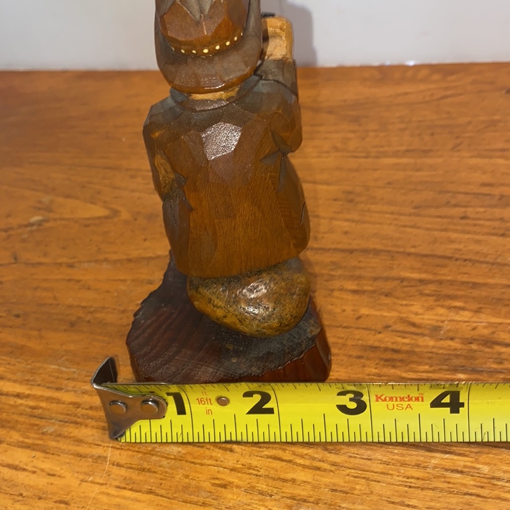 Vintage folk art wooden hand carved man sitting on a rock smoking a pie in suit - Picture 10 of 11